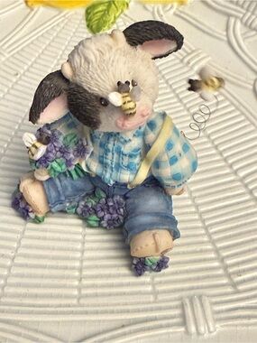 Mary’s moo moos Decorative Figurine “All a-buzz over you”